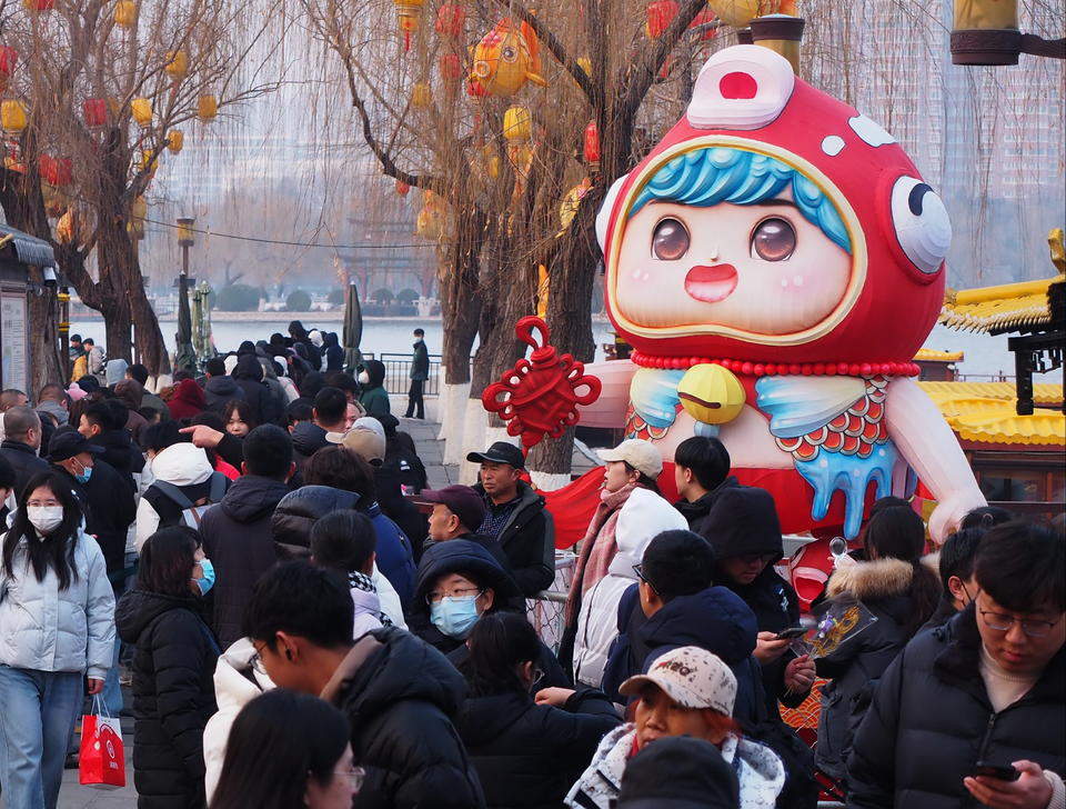 大明湖畔“鲤好”游，正月欢乐满泉城