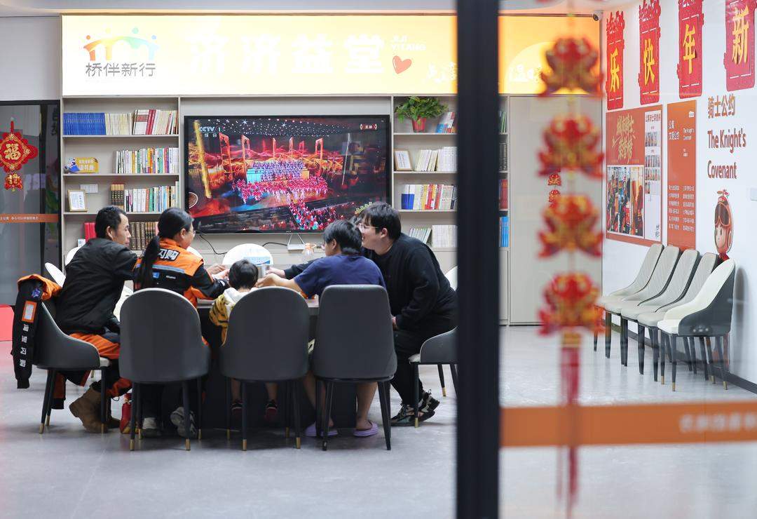 新春走基层｜带着孩子跑外卖的任雪敏，住进了“新家”