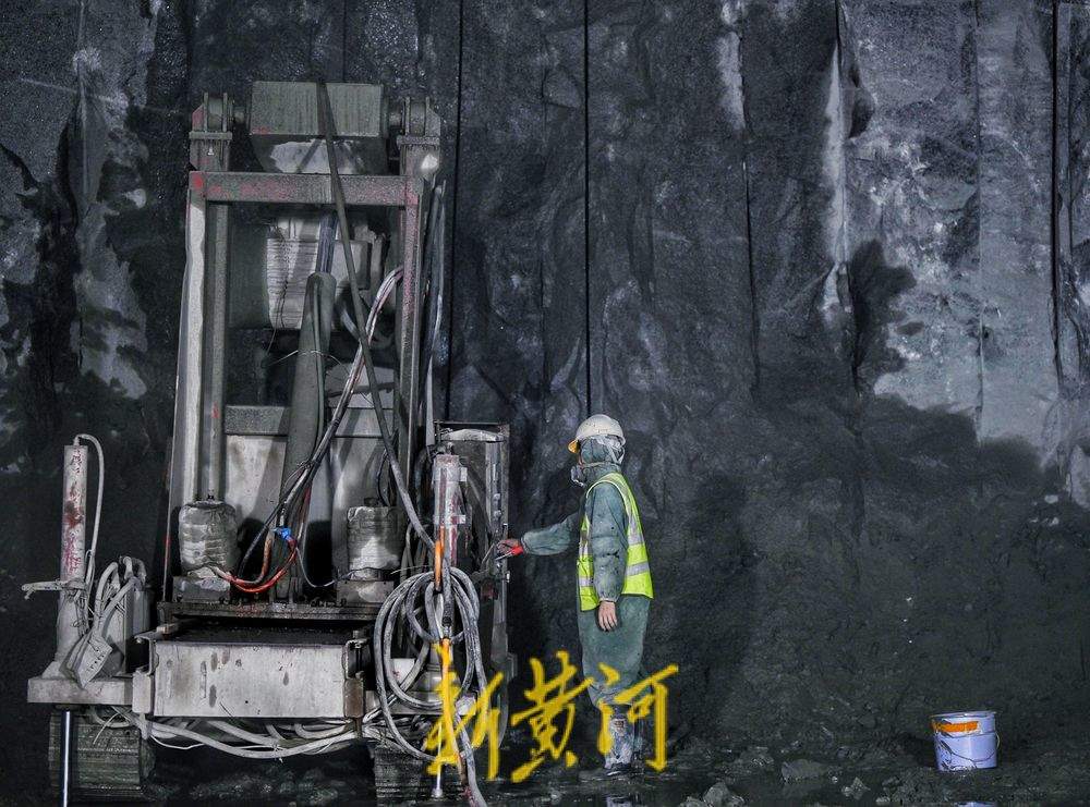 济枣铁路新龙山隧道顺利贯通