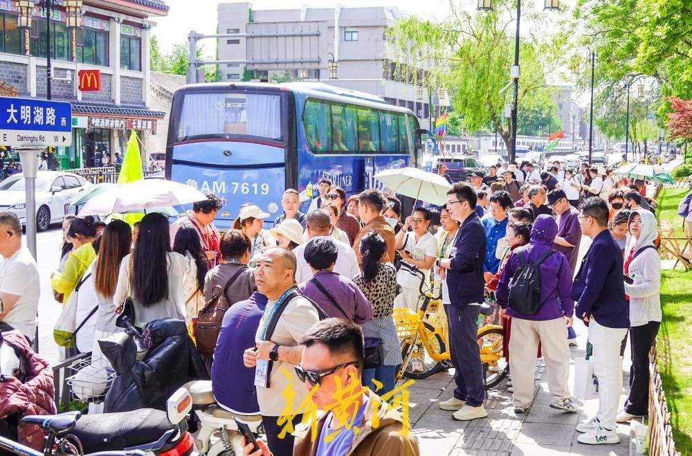 五一假期未到已迎旅游高峰 工作日旅游团观光成主角