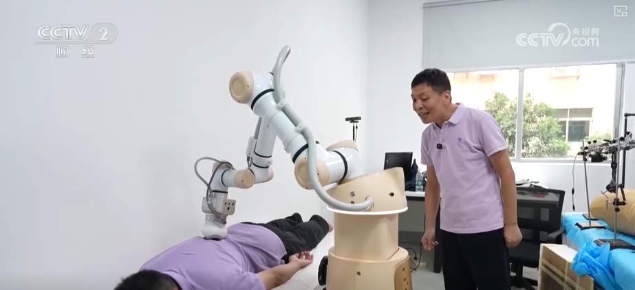 洗头、艾灸、巡逻……机器人来“敲门”！ 养老机器人成养老产业智慧化转型关键力量