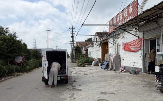 无人车开进了山东县城：不光送快递，连干洗店、回收站都用上了