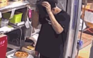 “店员向食物撒头屑”事件最新进展：涉事员工行拘7日，门店被立案调查