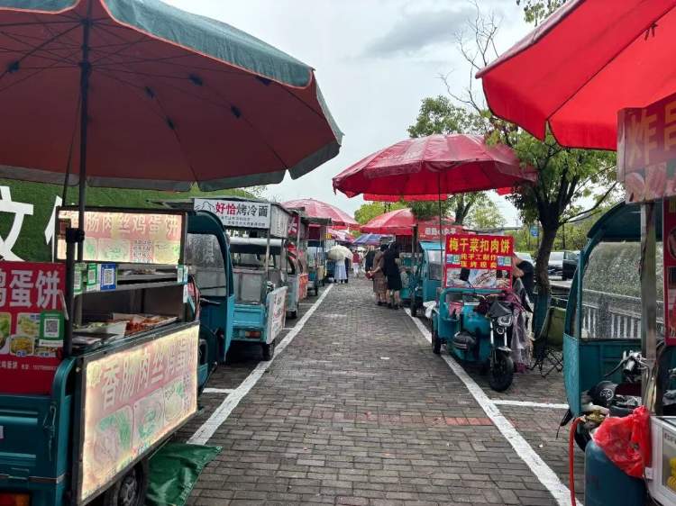 “鸡排哥”走红之后忙出“班味”？有景区开始蹭热度，城管将增派人手维持秩序