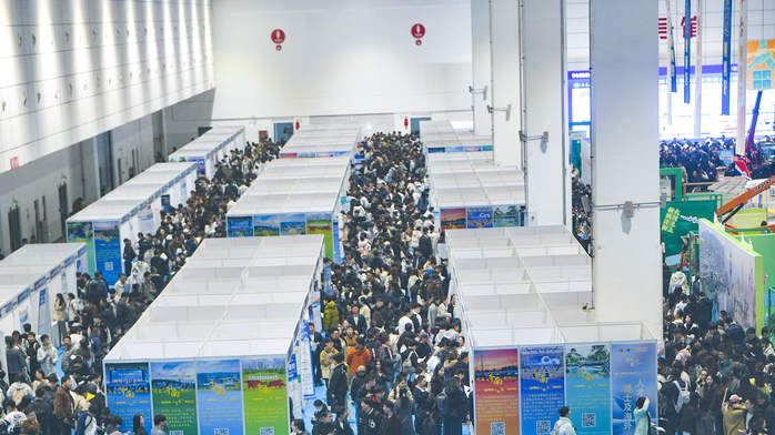 “天下泉城聚天下英才”，济南公交志愿者用暖心服务“保驾护航”人才招引大会