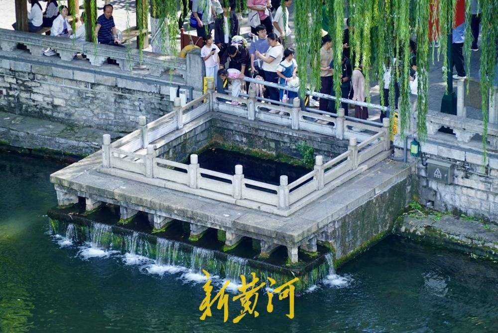 泉城迎金秋旅游高峰，黑虎泉畔游客扎堆赏泉品泉