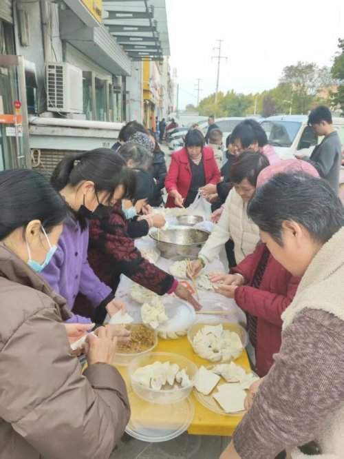 比亲闺女还上心！这家药店藏着老年人们的“暖心依靠”
