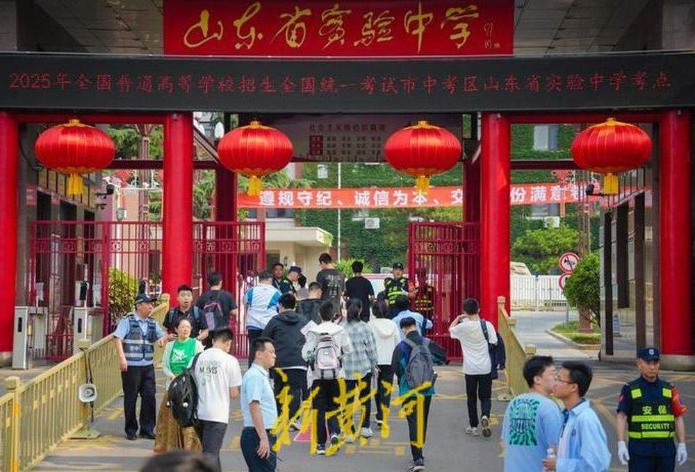 高考首日 省实验考点设临时泊位缓解千辆停车缺口