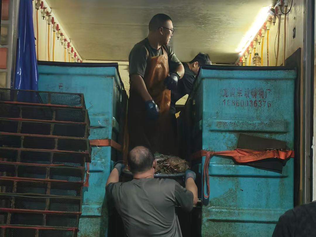 济南迎“开海第一网”:台风致鲜货晚到一日,凌晨市场交易火爆