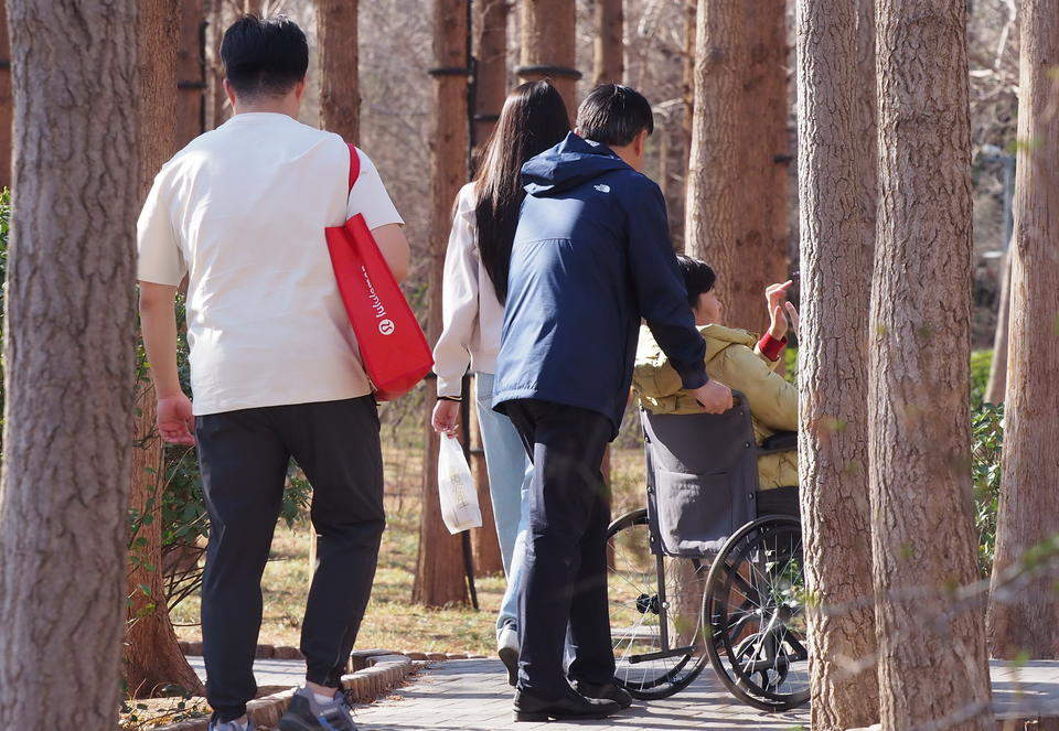 春分日济南街头温暖舒适，不少行人“轻装上阵”