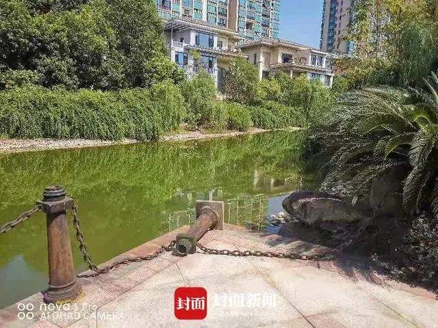 危险!小孩哥自制泡沫船下河划水