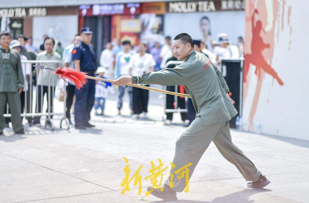 济南市第六届武林大会在弘阳广场举行，12项非遗体育同台显身手
