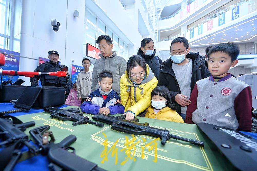 反恐装备展走进省科技馆 家长萌娃沉浸式体验警用装备