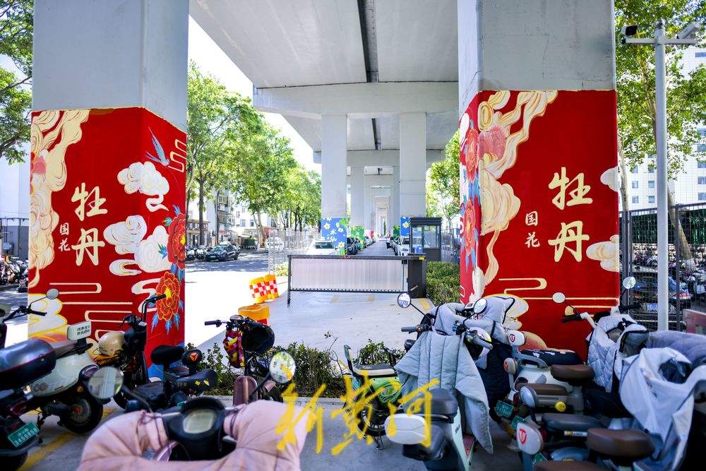 济南顺河高架“花”妆初成！26根墩柱彩绘演绎十二个月特色花卉