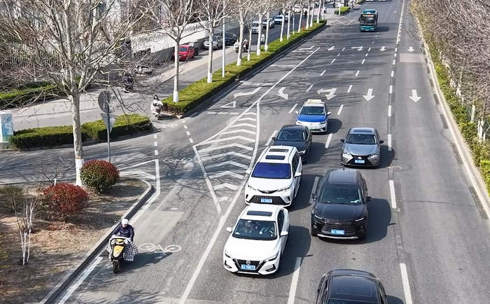 实探济南“五路交叉”路口:告别昔日乱象,路口通行效率提升12.7%