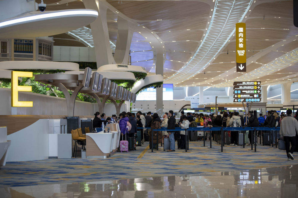 2.3亿人次，972万吨！粤港澳大湾区机场群2025年客货量再创新高