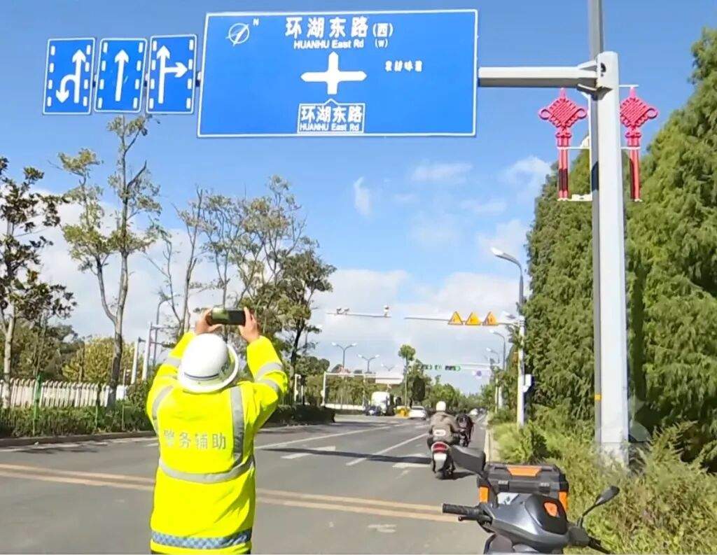 昆明一路口交通标牌现餐厅广告，警方：老板趁夜搭梯子贴的，罚款500元并批评教育