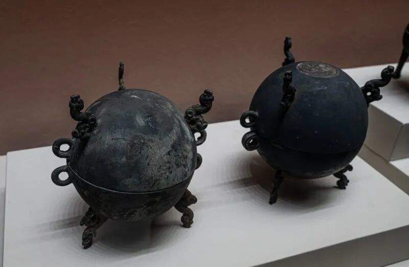 绵阳市博物馆展出的战国青铜器上被刻“李世民”，馆方回应：系从荆州博物馆借调，文物流转中被刻字