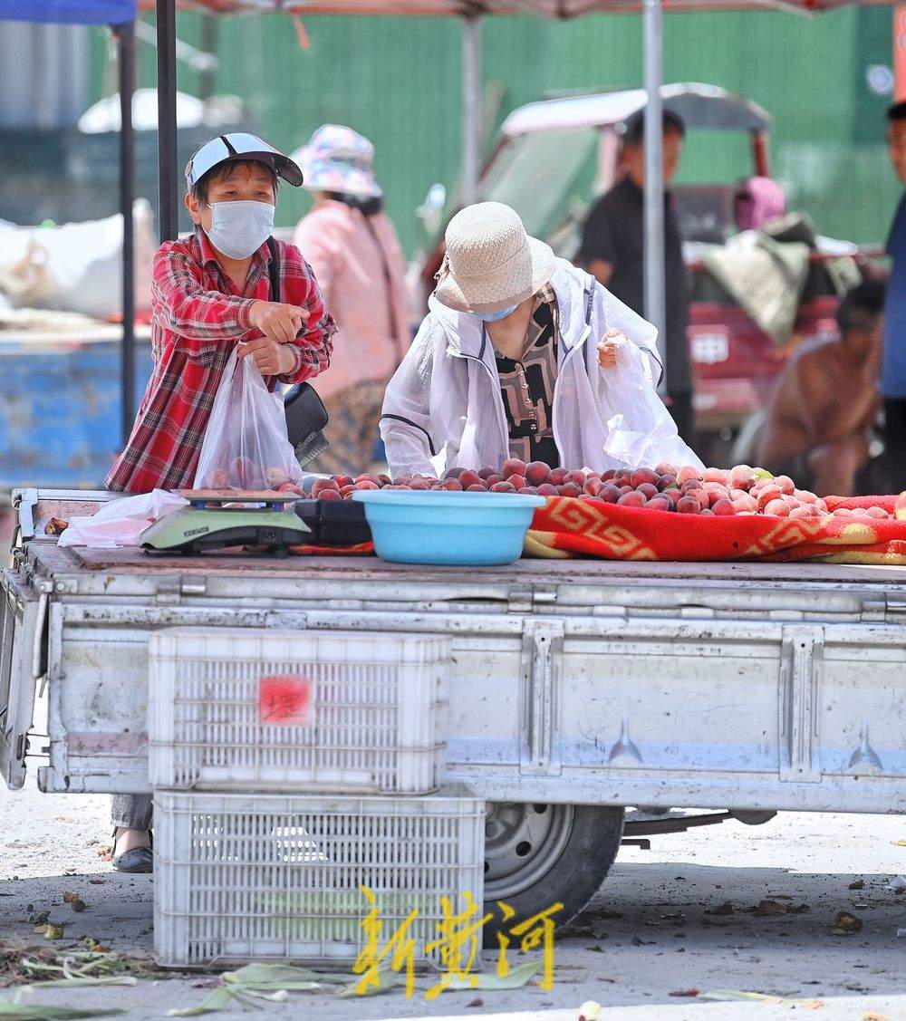 泉城迎新一轮高温天气 市民赶集热情不减