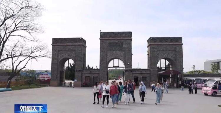 中国景区“长”满外国人！中国“City Walk”走起