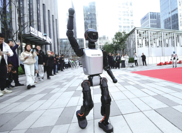 济南汉峪金谷机器人6S中心开业 机器人客串主持人