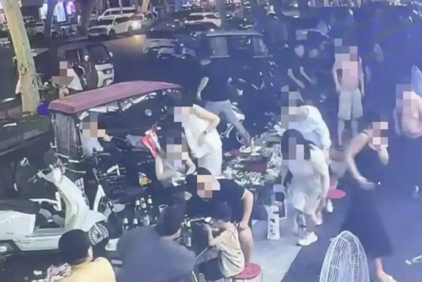 多人在烧烤店外用餐遭楼上住户泼洒不明液体，谁该担责？