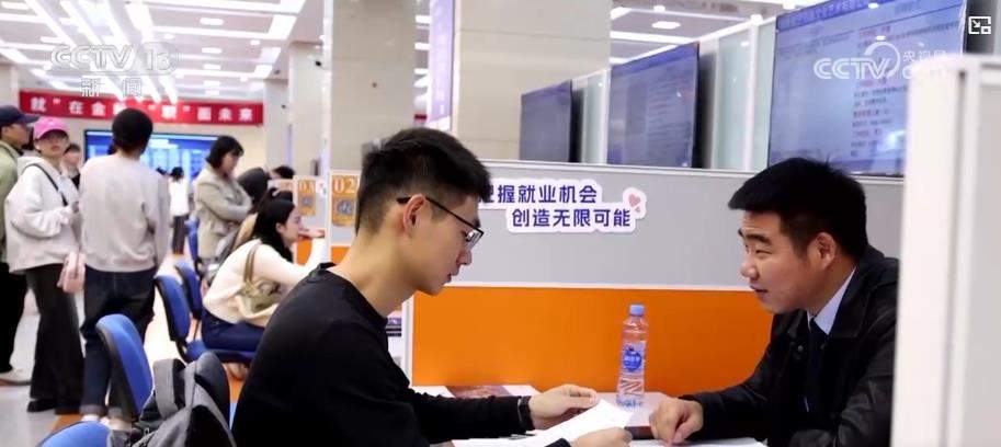 线上线下联动引才!秋季跨省校招启动 多地招聘会送岗位、送服务