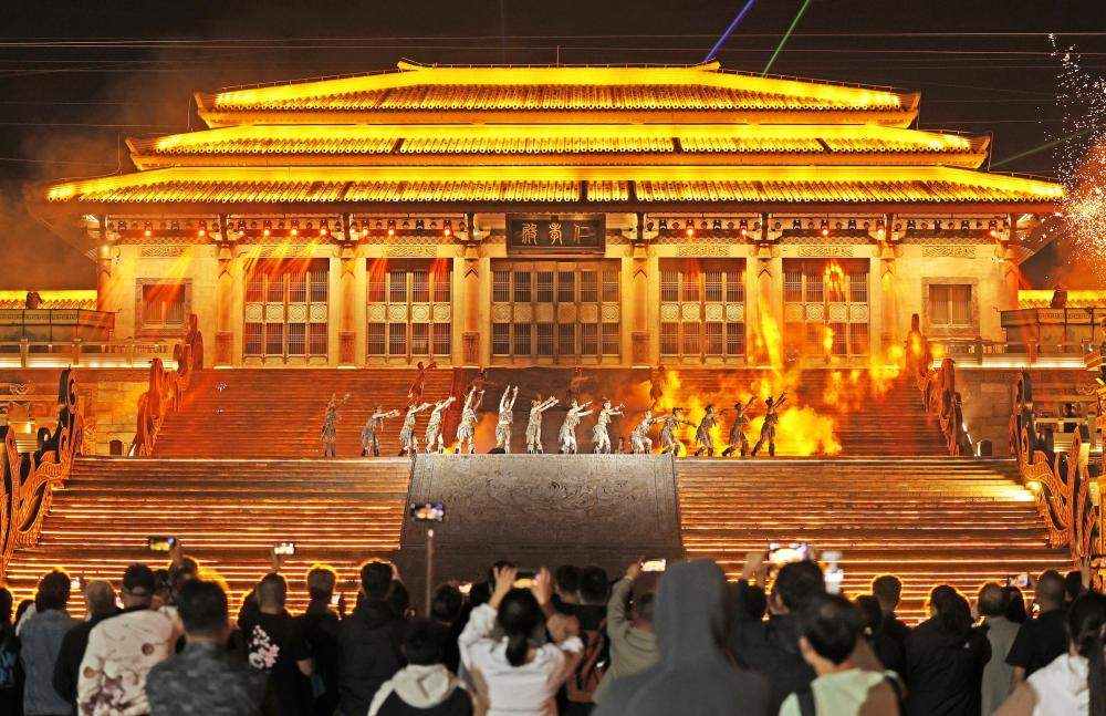 灯火映长假 夜游释放假期经济新潜力