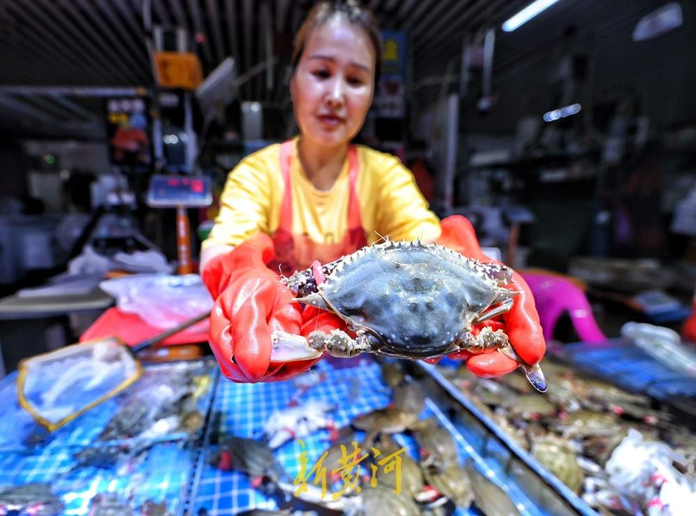 开海后市民争相尝“鲜”，有摊主一上午卖出2000斤梭子蟹