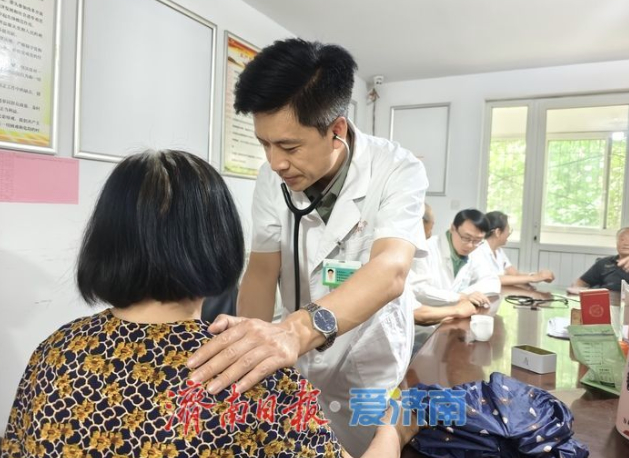 党建联建送健康 专家义诊暖民心