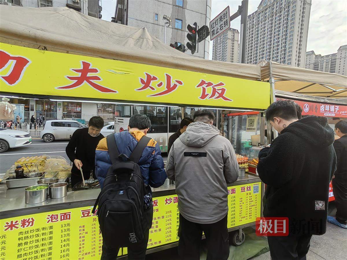 90后小伙摆摊炒饭走红网络引来网友“在线征婚”，本人回应：已有相亲对象正在接触