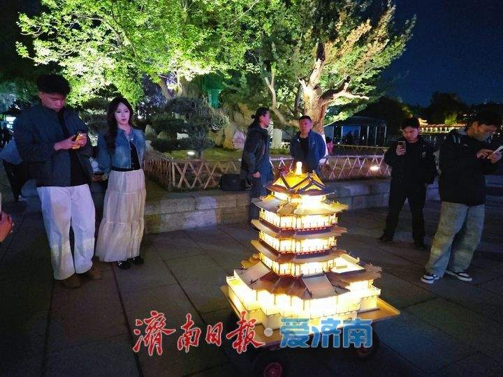 惊艳亮相！“小超然楼”吸引游客驻足围观