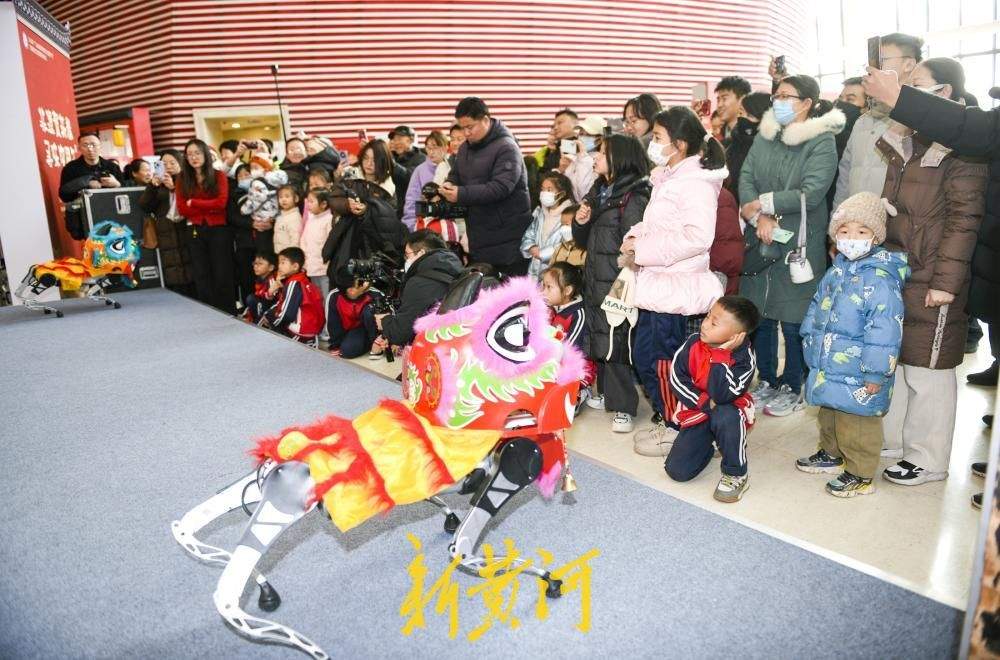 “泉”在济南过大年｜人形机器人舞动非遗，机械瑞狮恭贺新春
