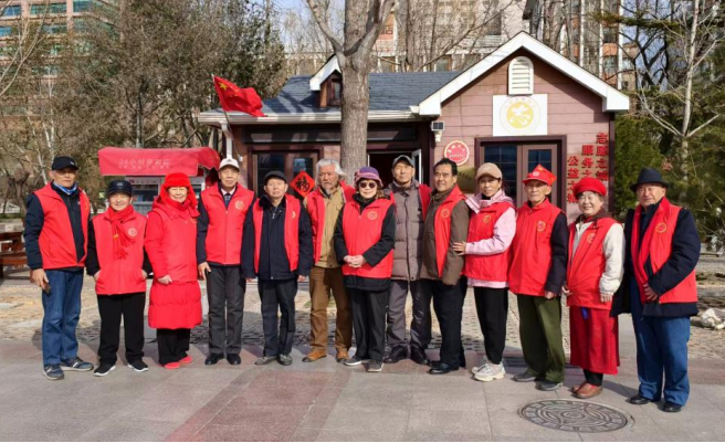 泉城义工假期“不打烊”：绢花朵朵送祝福，民俗讲解暖人心！他们用“志愿红”点亮最美“新春色”