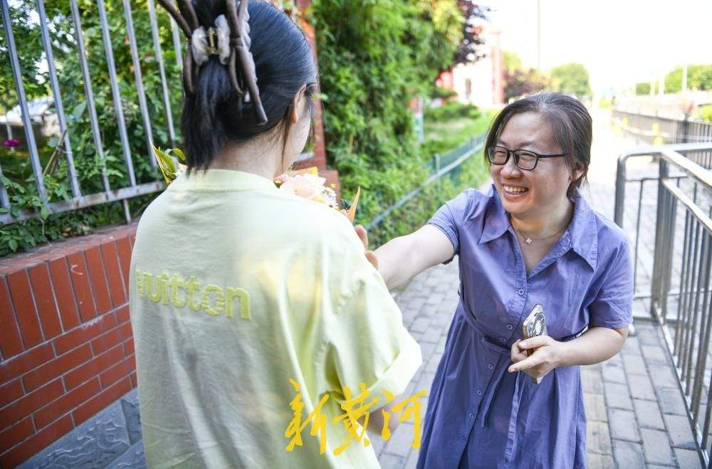 济南：高考收官！校门口送别高中生活 迎接青春 “新起点”