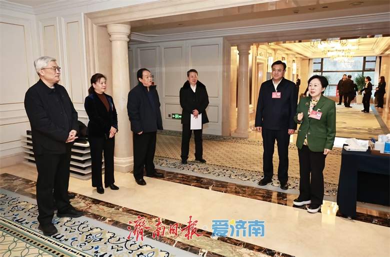 雷杰孙开连看望参加市政协十五届五次会议的政协委员