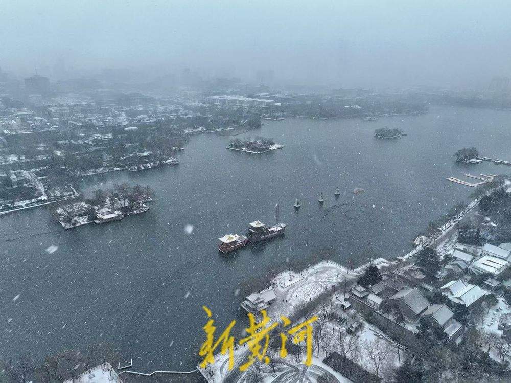 济南大明湖腊月飞雪披银装