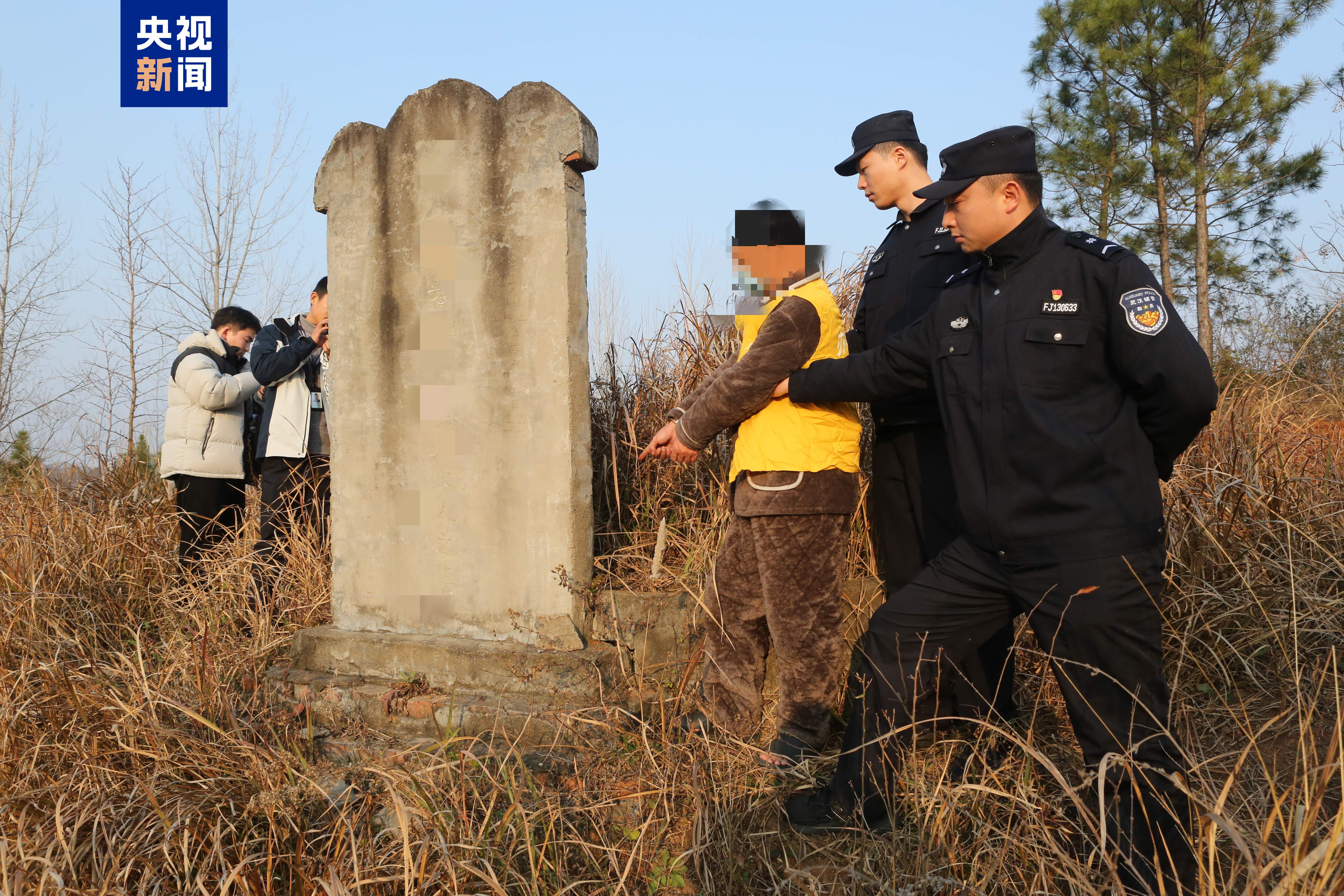 男子凿墙盗走170余万元黄金 赃物竟藏祖坟墓碑后