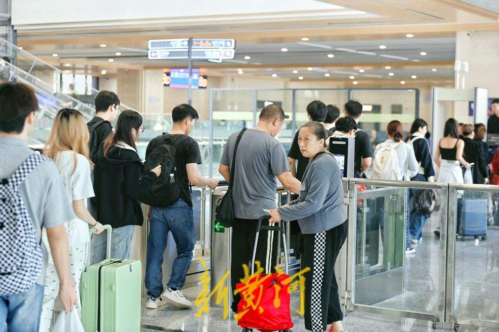 双节来临 济南火车站北站房迎来投用后首个客流高峰