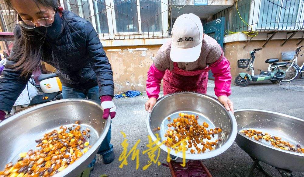 夫妻独创“琉璃地瓜”火爆出圈 社区小店排起网红长队