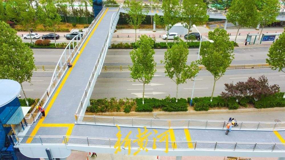 济南二环南路建起过街天桥