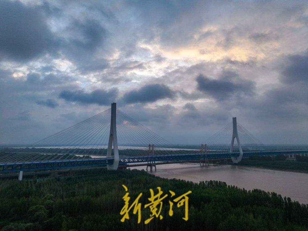 台风“格美”北上，济南黄河上空风起云涌