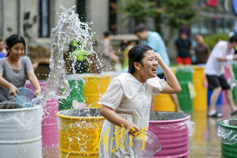 泼水互动清凉一夏 高温避暑争当“落汤鸡”