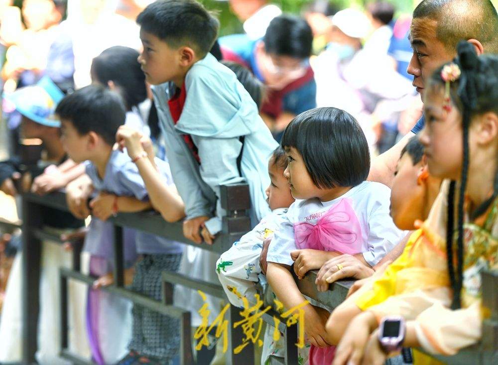 一年四季 泉在济南丨老少同乐，济南白雪楼前共赏传统吕剧《小姑贤》