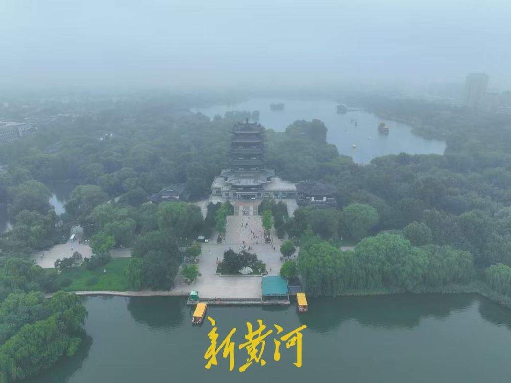 秋雾氤氲锁明湖 泉城秋色恰似烟雨江南
