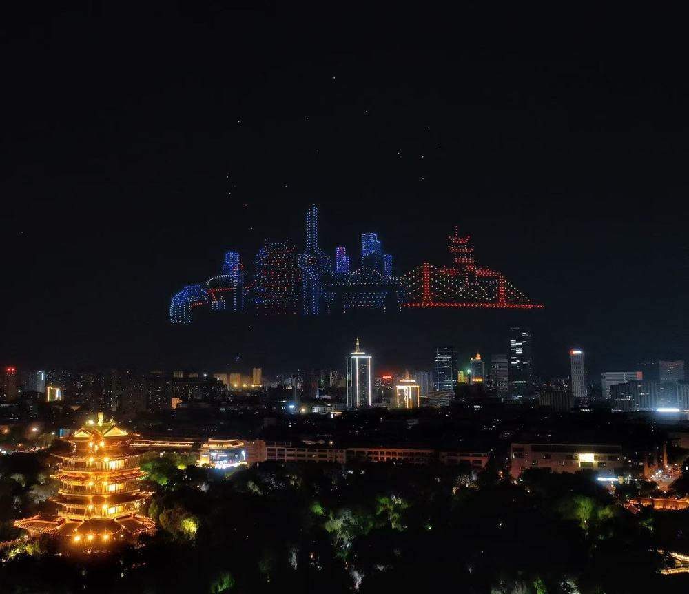科技与文脉共舞，“泉染星穹”无人飞机秀点亮泉城夜空