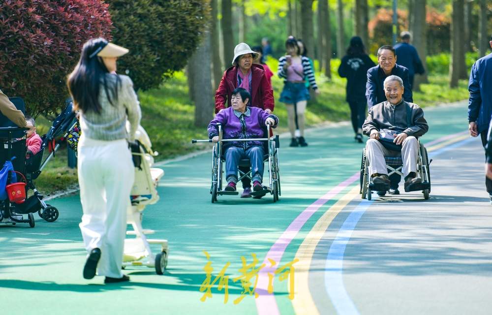 彩色步道喷绘完成，济南森林公园焕然一新