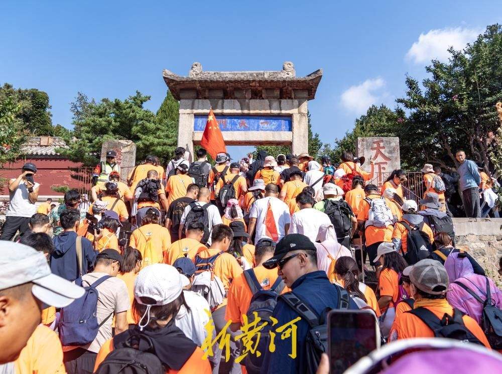 万名健儿勇攀岱宗！第40届泰山国际登山比赛火热开赛