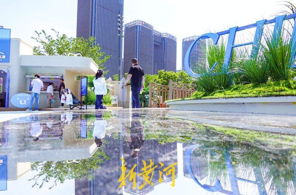 五一消费旺季将至 泉城商圈“吹”来海洋度假风