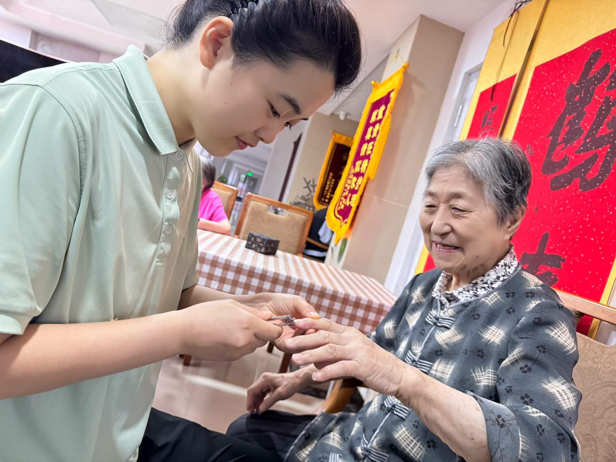 融媒·先锋｜“00后”护理员和她的“银发天团”——在暮年里播种春天